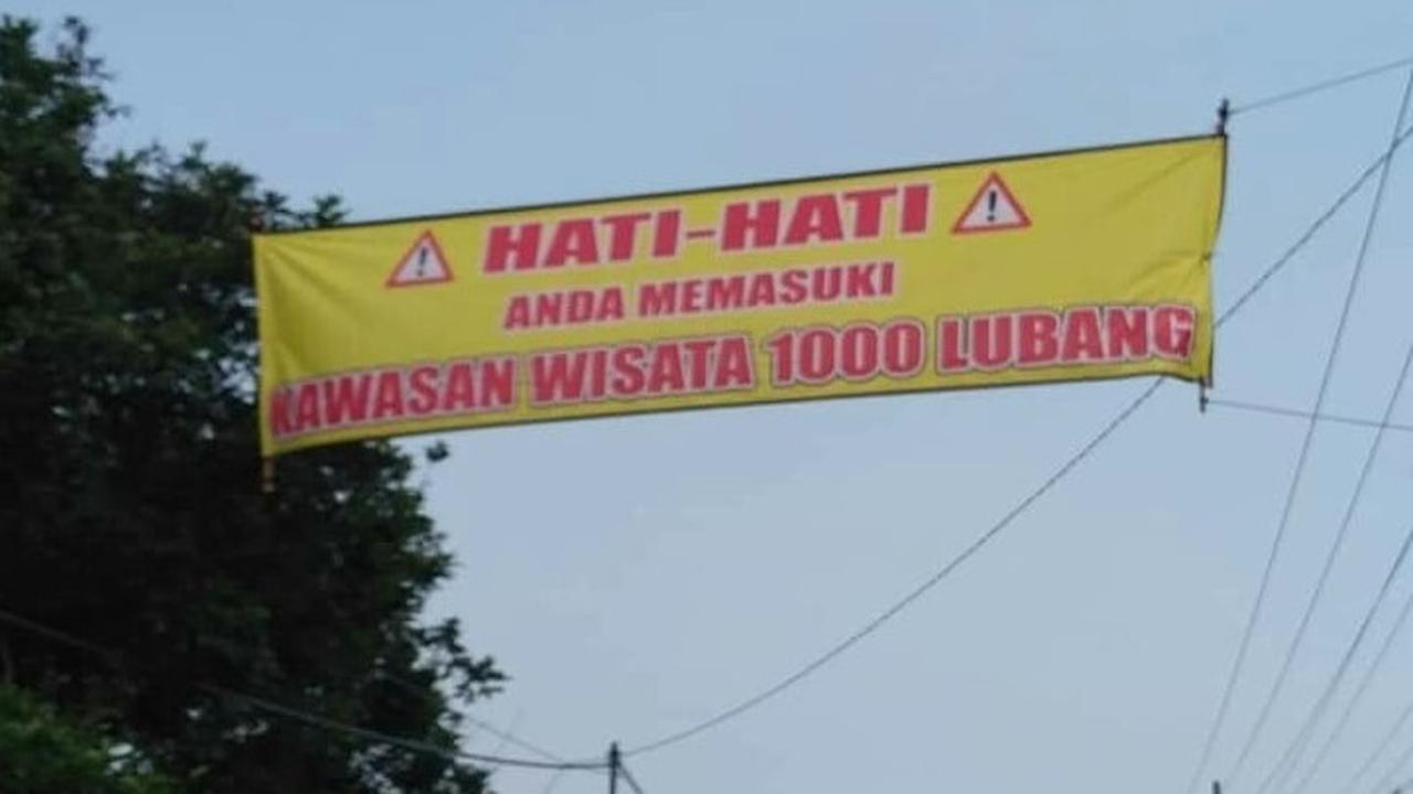 Peringatan jalan berlubang yang kocak dan bisa bikin cengar cengir